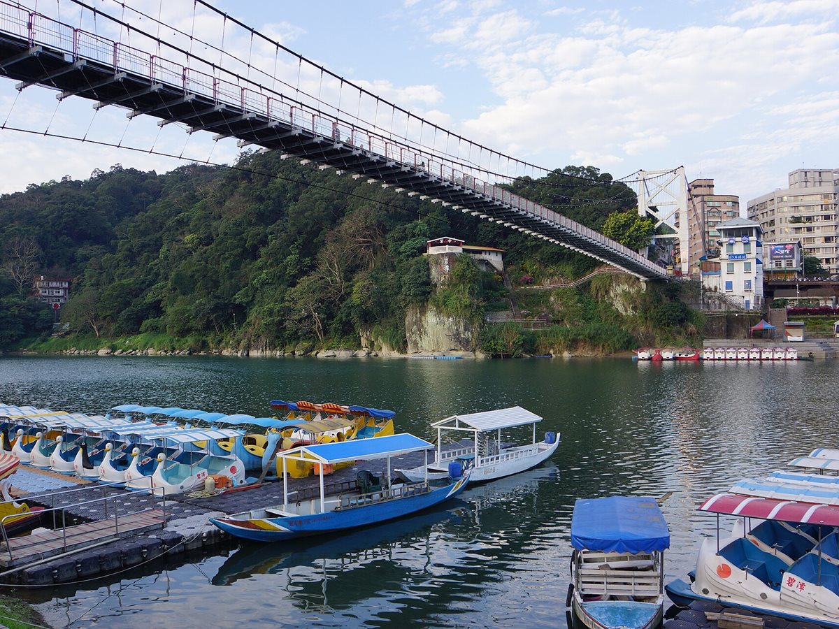 新店碧潭：踩天鵝船、走吊橋、河岸晚餐