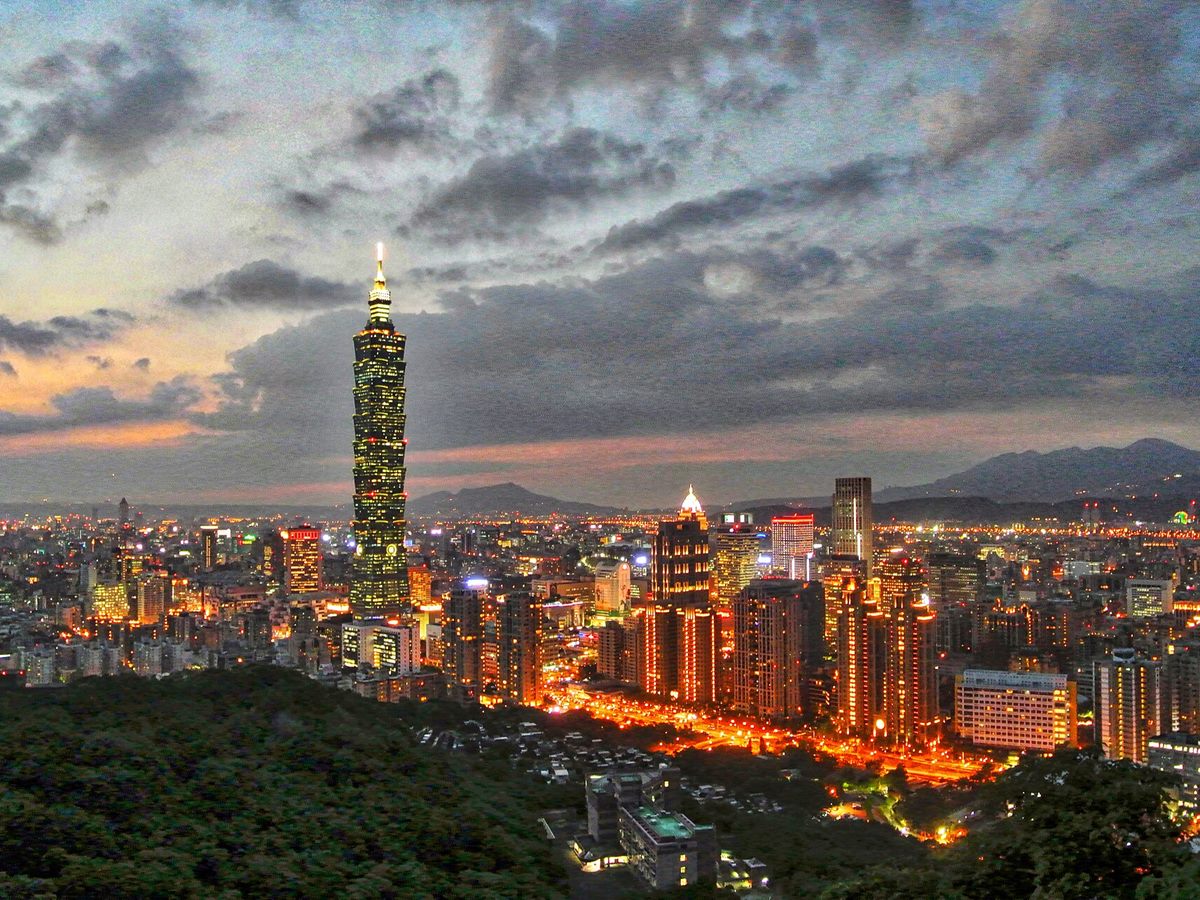 爬象山看台北 101 夜景