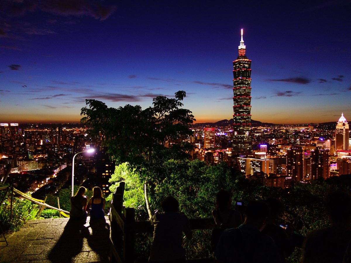 爬象山看台北 101 夜景（第 2 張）